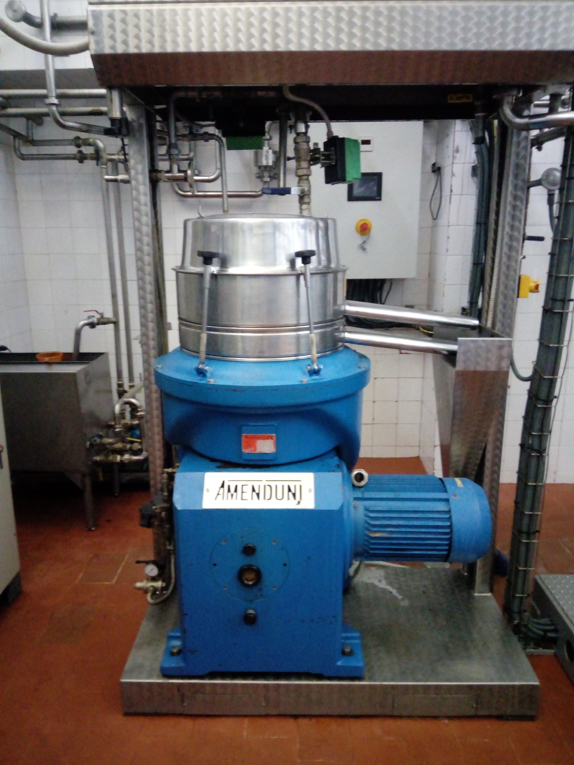 Centrifuga Vertical marca Amenduni mod. A-2800 con sistema de descarga automática